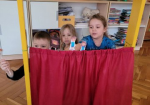 Dzieci grają przedstawienia