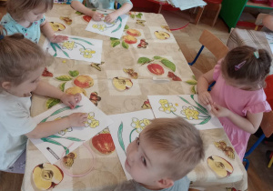 Dzieci podczas wykonywania pracy "Żonkile"