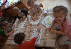 Dzieci podczas wykonywania pracy "Żonkile"