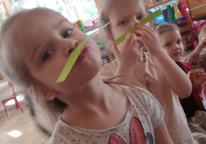 Zabawy z kolorowymi paskami