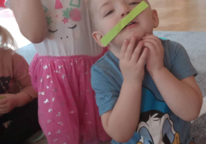 Zabawy z kolorowymi paskami