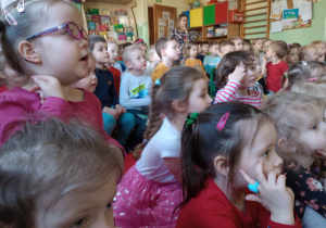 Dzieci oglądają przedstawienie