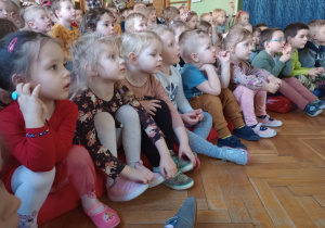Dzieci oglądają przedstawienie