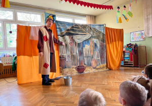 Dzieci oglądają przedstawienie