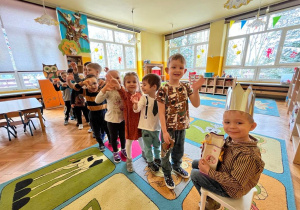 Dzieci pozują do zdjęcia w pociągu