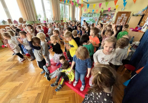 Dzieci tańczą do muzyki
