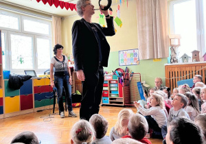 Muzyk prezentuje grę na instrumencie muzycznym