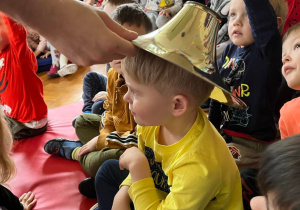 Dzieci biorą udział w zabawach muzycznych