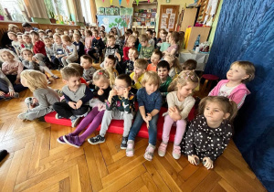 Dzieci słuchają muzyki