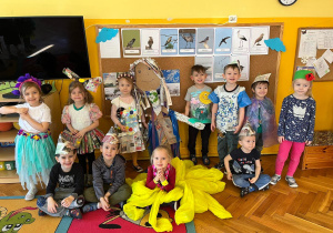 Dzieci z Marzanną pozują do zdjęcia