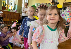 Dzieci tańczą do muzyki