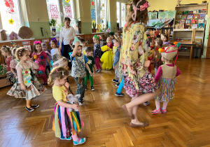 Dzieci tańczą do muzyki