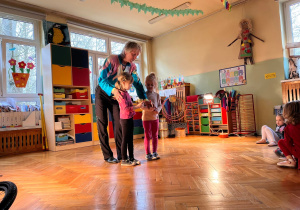 Dzieci biorą czynny udział w pokazie