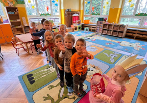 Dzieci pozują do zdjęcia