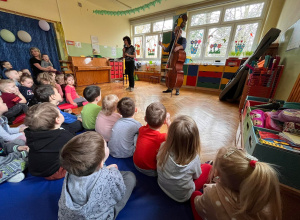 Dzieci słuchają audycji muzycznej
