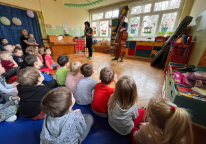 Dzieci słuchają audycji muzycznej