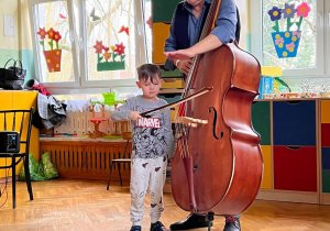 Chłopiec gra na instrumencie muzycznym