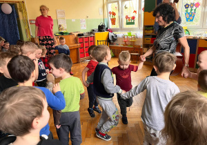 Dzieci tańczą do muzyki