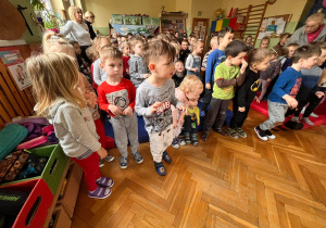 Dzieci tańczą do muzyki