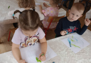 Dzieci kolorują