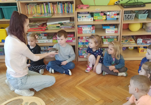 dzieci głaszczą jeża