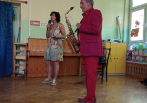Pan muzyk z saksofonem
