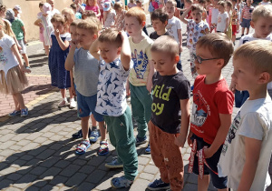 dzieci tańczą