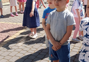 dzieci tańczą