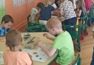 dzieci kolorują kropki