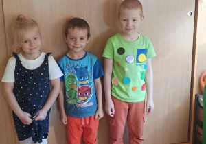 dzieci pokazują swoje stroje