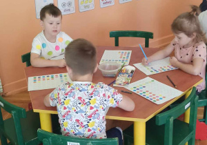 dzieci kolorują kropkowe rytmy