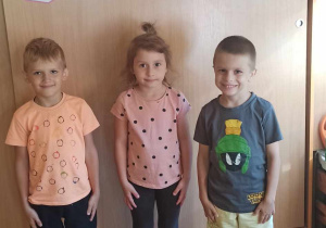 dzieci pokazują swoje stroje