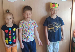 dzieci pokazują swoje stroje