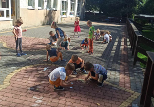 dzieci rysują kropki