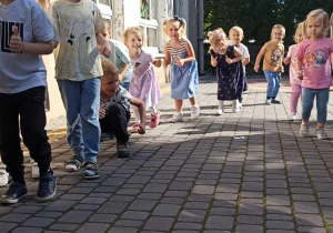 dzieci tańczą
