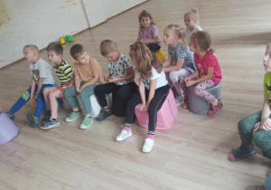 dzieci oglądają prezentację