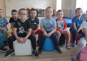 dzieci oglądają prezentację