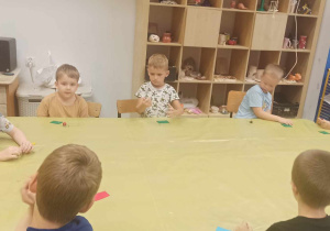 dzieci tworzą breloczki