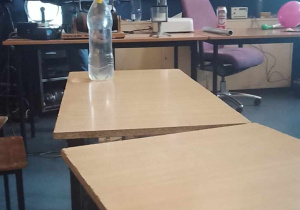 pan pokazuje eksperyment