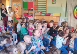 dzieci słuchają koncertu