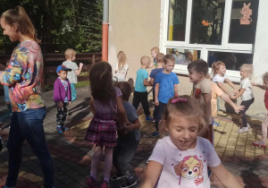 dzieci tańczą