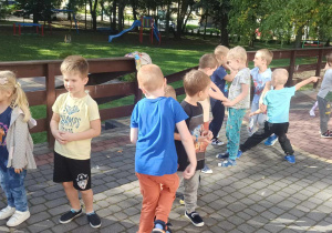 dzieci tańczą