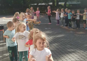 dzieci tańczą