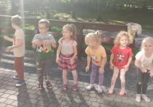 dzieci tańczą