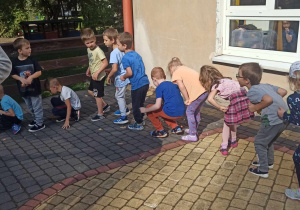 dzieci tańczą