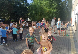 dzieci tańczą