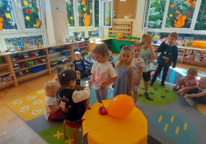 dzieci pozują do zdjęcia