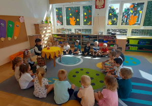 dzieci pozują do zdjęcia