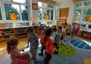 dzieci pozują do zdjęcia