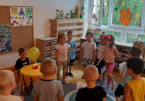 dzieci pozują do zdjęcia